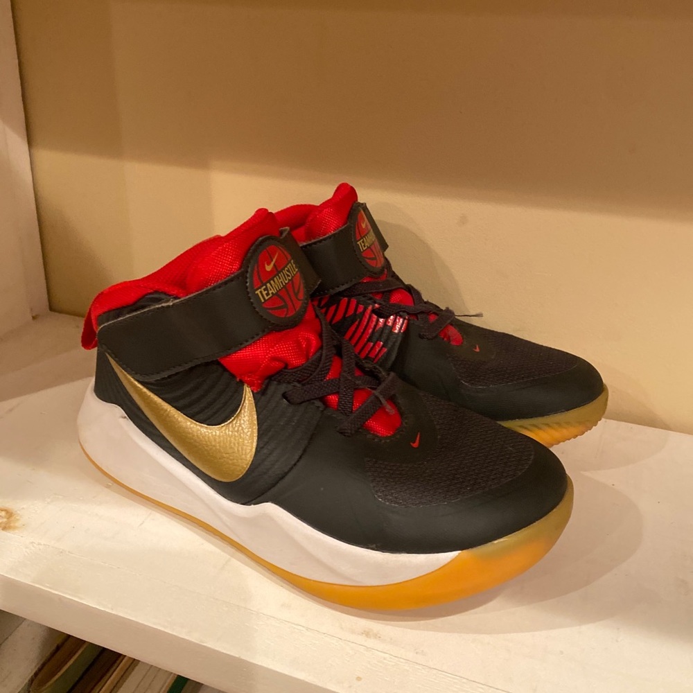 Nike Team Hustle youth size 1